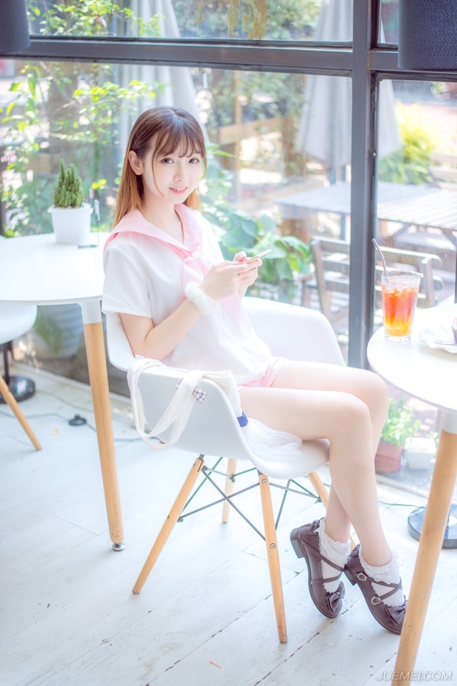 “还打个屁。”庞统翻了翻白眼道：“等着，刘璝应该很快就回来了，我要亲自去一趟阆中，说服张任他们倒戈。”从这里去阆中大营一路上关卡重重，要过关卡，路上花的时间未必就比刘璝从成都过来短，因此在收到消息的时候，庞统就已经决定要出发。
